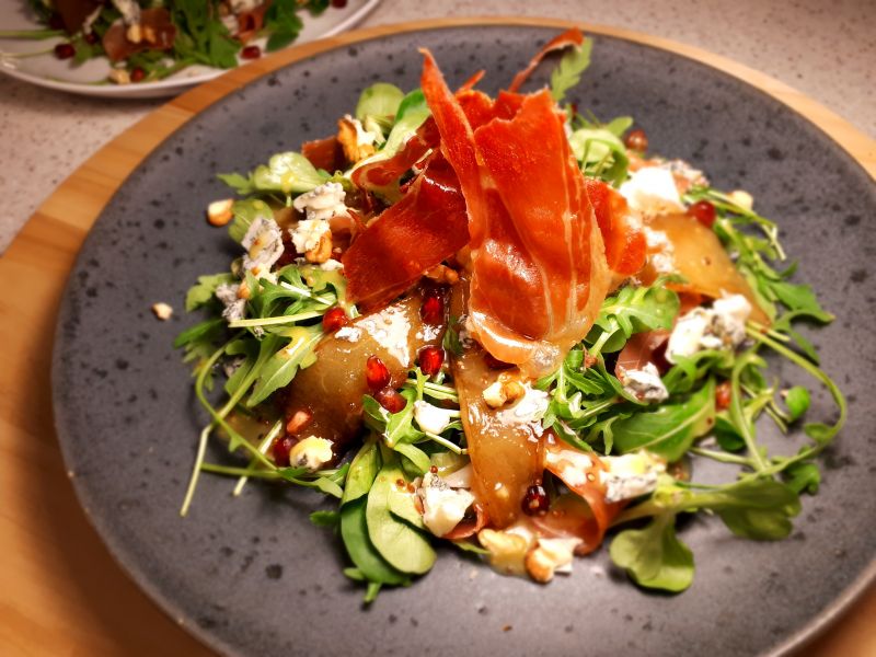 Sałatka z gruszką karmelizowaną i gorgonzolą