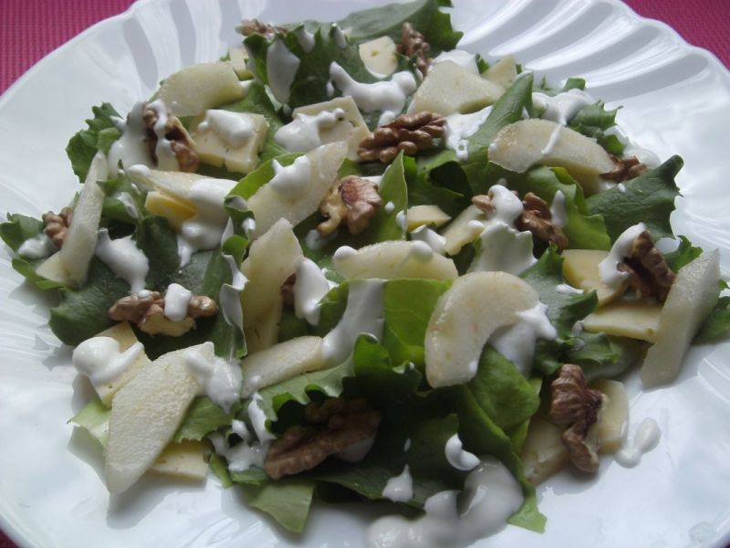 Sałatka z gruszką, orzechami i żółtym serem Sałatka z gruszką, orzechami i żółtym serem