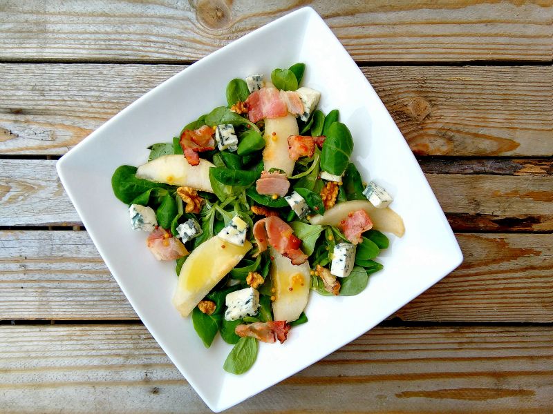 Sałatka z gruszkami, boczkiem i serem lazur Sałatka z gruszkami, boczkiem i serem lazur