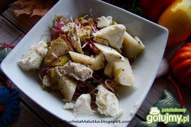 Sałatka z gruszki z feta i kiełkami 