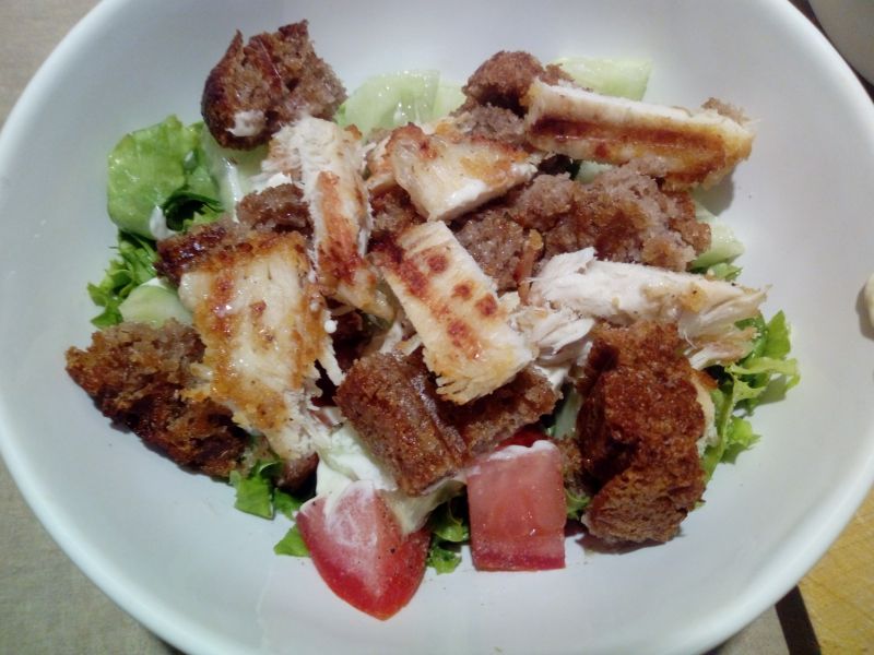 Sałatka z grzankami i kurczakiem