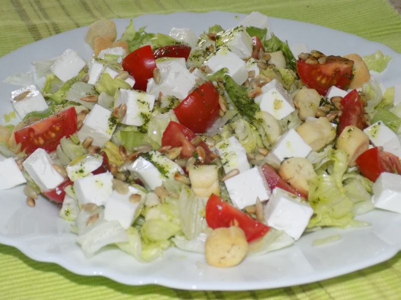 Sałatka z grzankami i pomidorkami