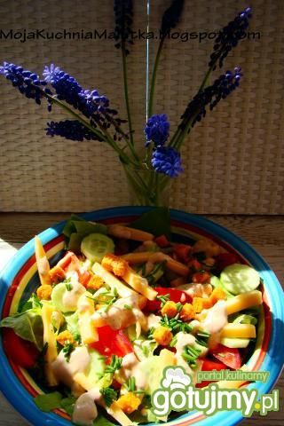 Sałatka z grzankami i sosem salsa rosa Sałatka z grzankami i sosem salsa rosa