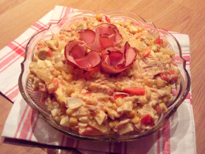 Sałatka z indykiem i brzoskwiniami 