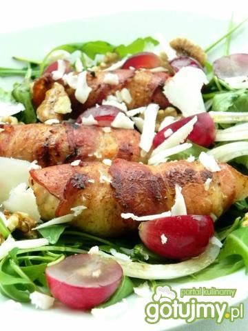  Sałatka z indykiem w boczku na rukoli