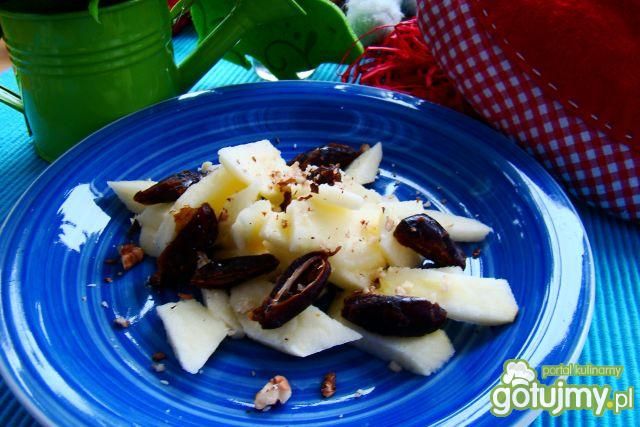 Sałatka z jabłka i daktyli Sałatka z jabłka i daktyli