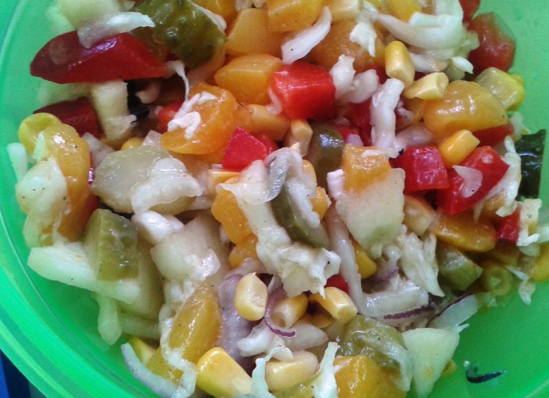 Sałatka z jabłkiem i brzoskwinią