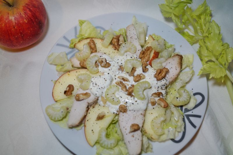 Sałatka z jabłkiem i orzechami