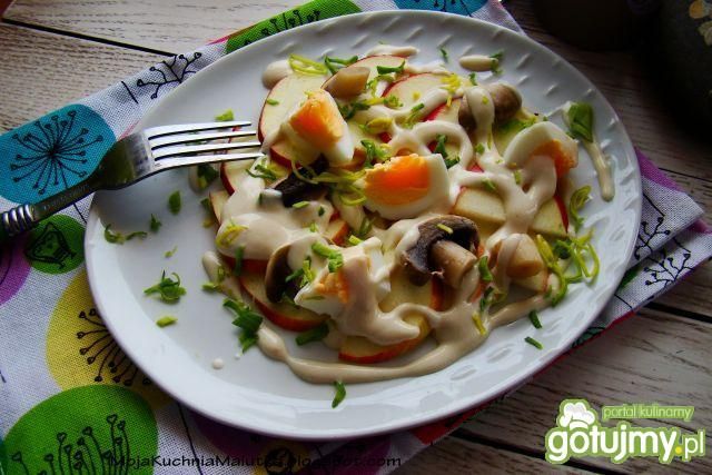 Sałatka z jabłkiem i pieczarkami 