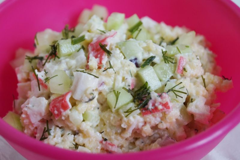 Sałatka z jaglanej z surimi i ogórkiem Sałatka z jaglanej z surimi i ogórkiem
