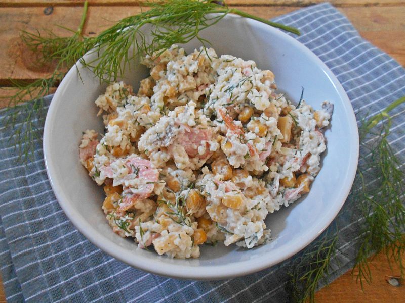 Sałatka z jaglanką i łososiem