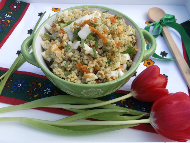 Sałatka z jaglanką, jajkiem i młodym jęczmieniem