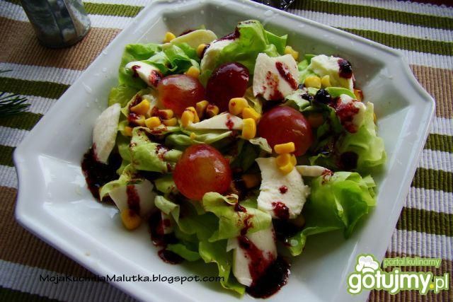 Sałatka z jagodowym sosem winegret  Sałatka z jagodowym sosem winegret