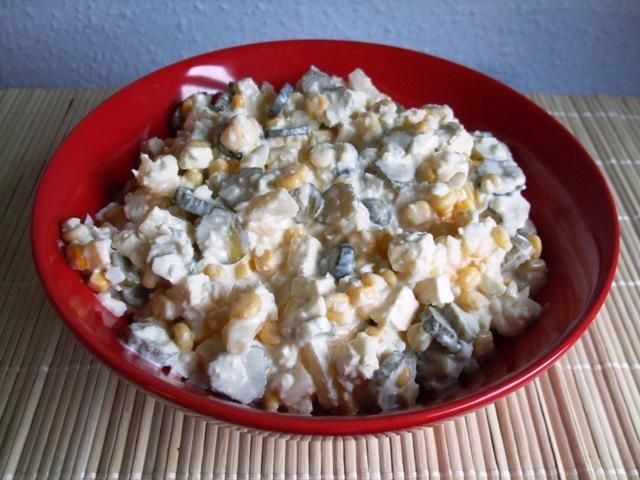Salatka z jajami, feta, ananasem  Salatka z jajami, feta, ananasem