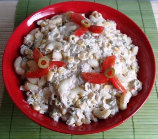 Sałatka z jajami, makaronem i tuńczykiem