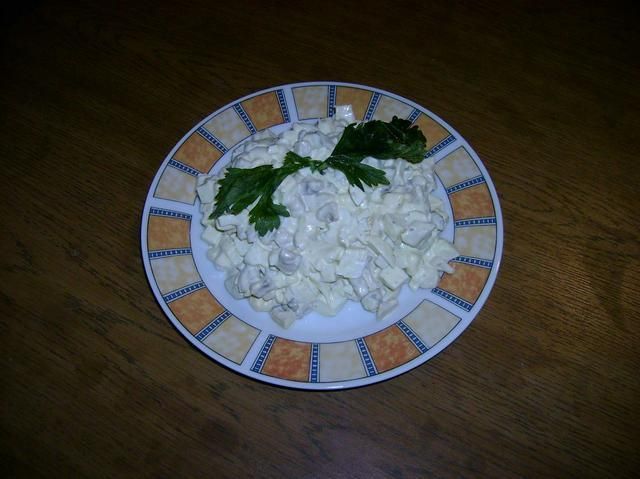 Sałatka z jajek i pieczarek.