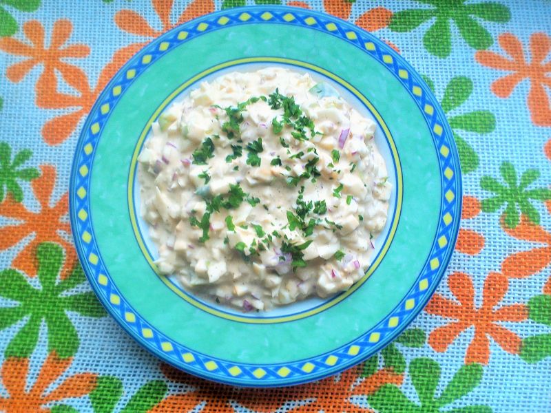 Sałatka z jajek, mozzarelli i rzodkiewki 