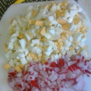 Sałatka z jajek, mozzarelli i rzodkiewki 