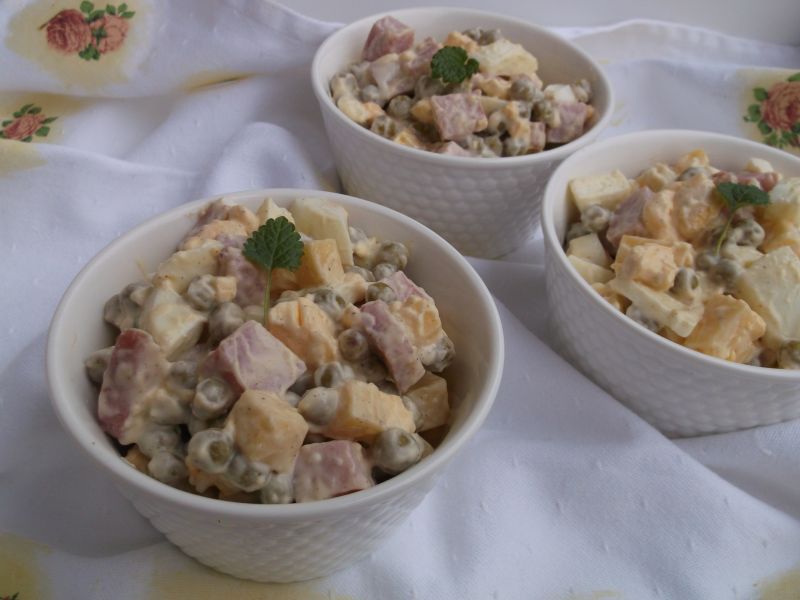 Sałatka z jajek, szynki, groszku i sera żółtego