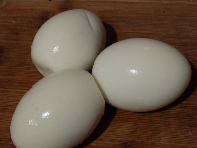 Sałatka z jajem i białą kiełbasą 