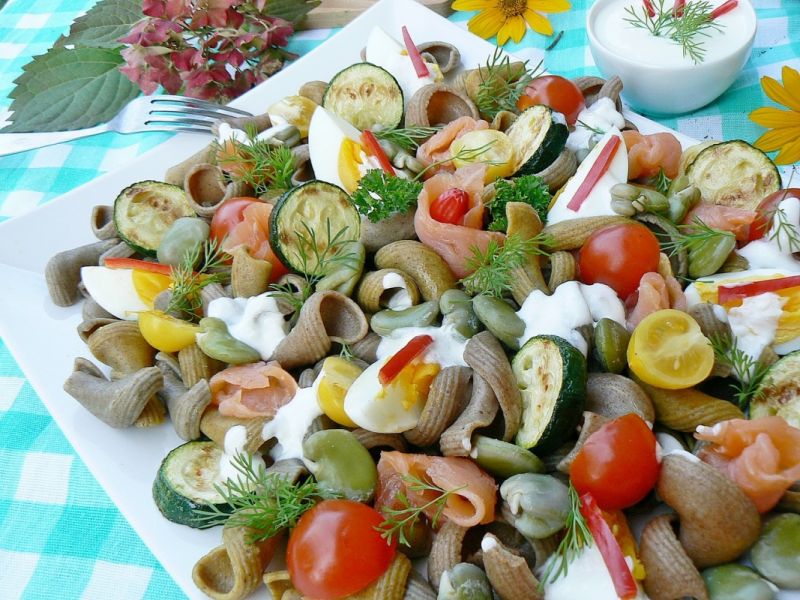 Sałatka z jajem i makaronem orkiszowym