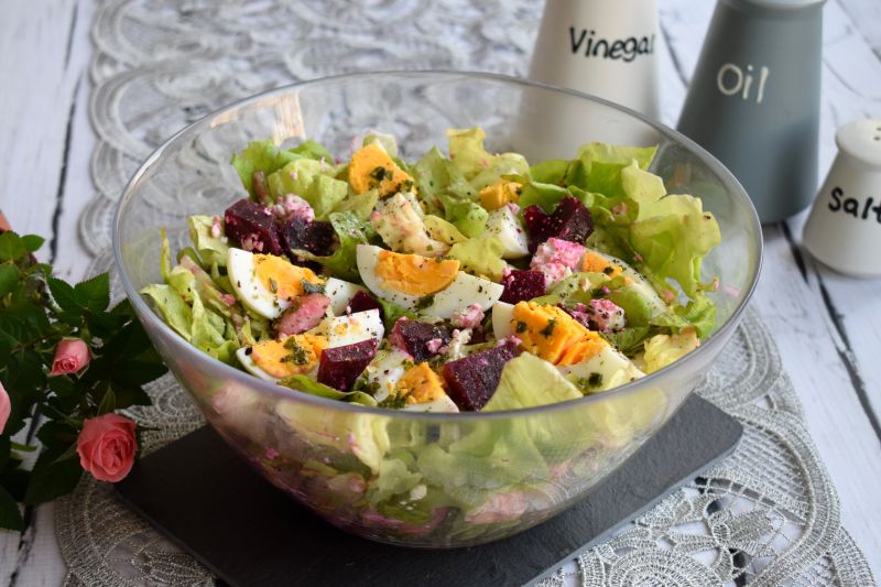 Sałatka z jajkiem, burakiem i wędzonym twarogiem