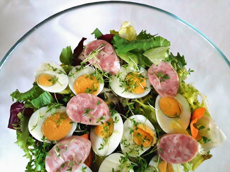 Sałatka z jajkiem i białą kiełbasą
