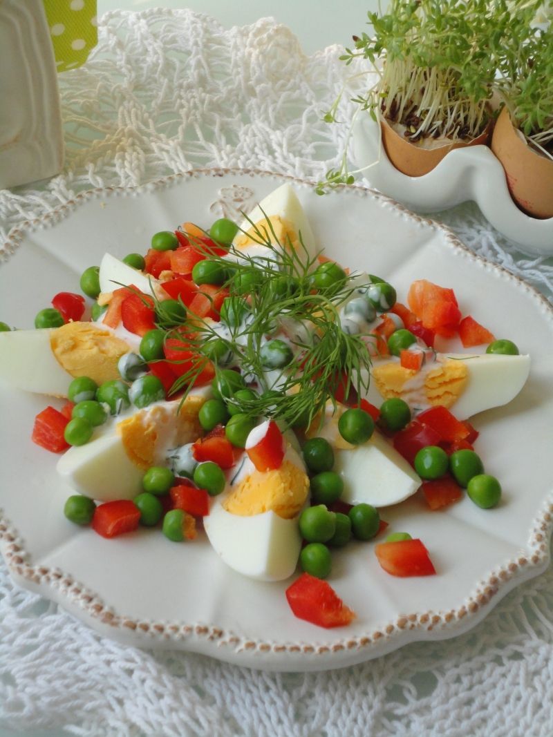 Sałatka z jajkiem i dresingiem jogurtowym