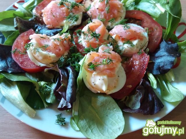 Sałatka z jajkiem i łososiem 3