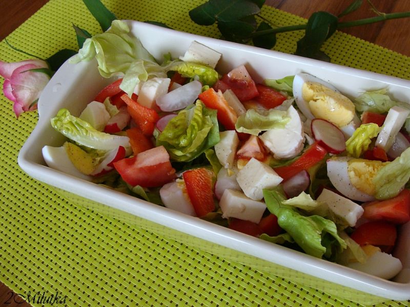 Sałatka z jajkiem i mozarellą Sałatka z jajkiem i mozarellą