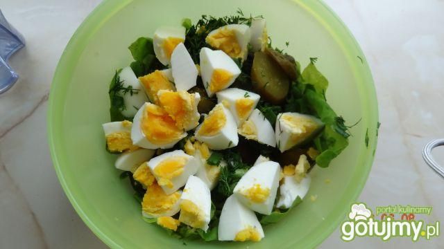 Sałatka z jajkiem i ogórkiem kiszonym