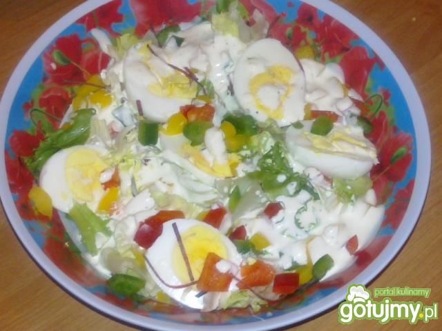 Sałatka z jajkiem i papryką  Sałatka z jajkiem i papryką