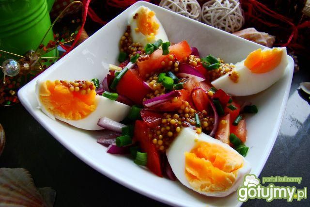 Sałatka z jajkiem i sosem francuskim 