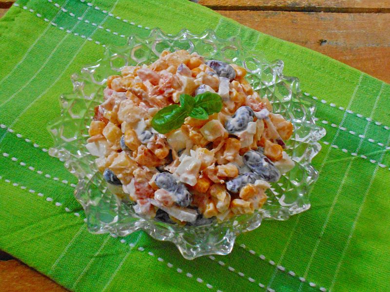 Sałatka z jajkiem i wędzonym łososiem