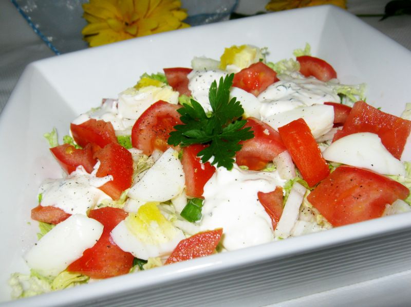 Sałatka z jajkiem pomidorem i pekinką