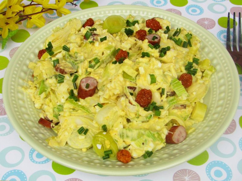 Sałatka z jajkiem, porem, kabanosem i miechunką Sałatka z jajkiem, porem, kabanosem i miechunką