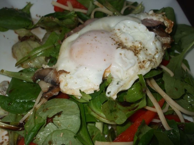 Sałatka z jajkiem sadzonym