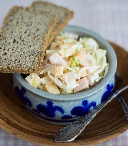 Sałatka z jajkiem, selerem i szynką