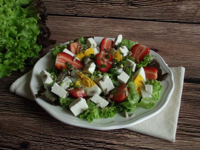 Sałatka z jajkiem truskawkami fetą i słonecznikiem Sałatka z jajkiem truskawkami fetą i słonecznikiem