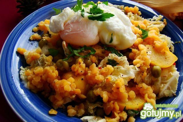 Sałatka z jajkiem w koszulce 