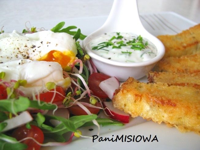 Sałatka z jajkiem w koszulce, paluszkami i dipem