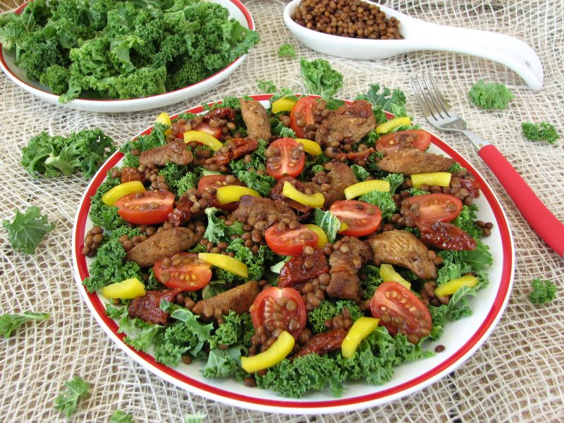 Sałatka z jarmużem i indykiem 