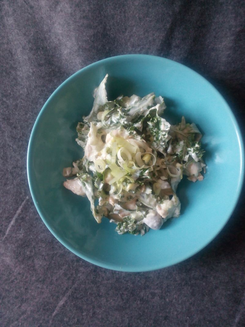 Sałatka z Jarmużem kurczakiem.i sosem tzatziki Sałatka z Jarmużem kurczakiem.i sosem tzatziki