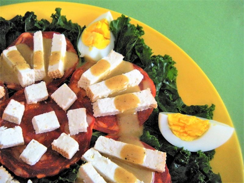 Sałatka z jarmużem, serem kiełbaską chorizo