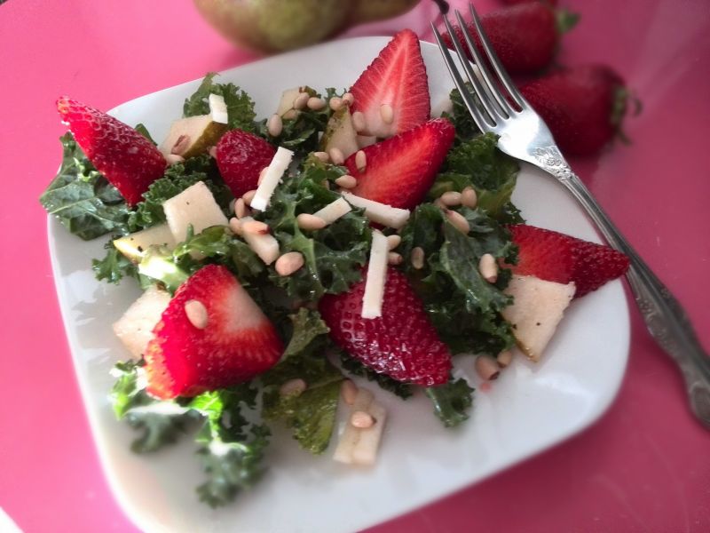 Sałatka z jarmużem, truskawkami i orzeszkami pinii Sałatka z jarmużem, truskawkami i orzeszkami pinii