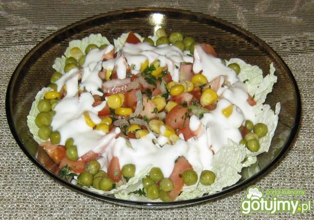 Sałatka z jogurtowo-majonezowym sosem Sałatka z jogurtowo-majonezowym sosem