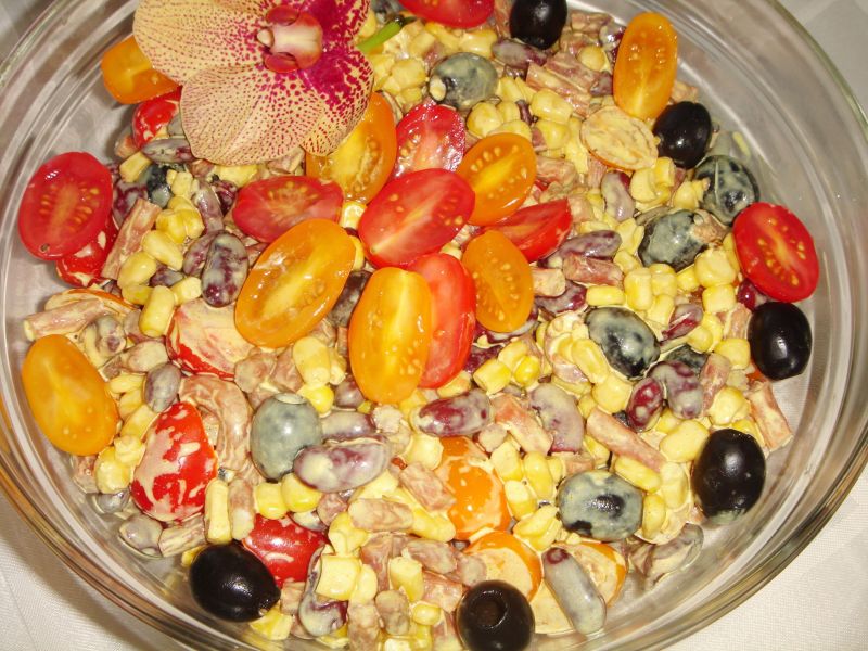 Sałatka z kabanosami, pomidorkami i fasolą Sałatka z kabanosami, pomidorkami i fasolą