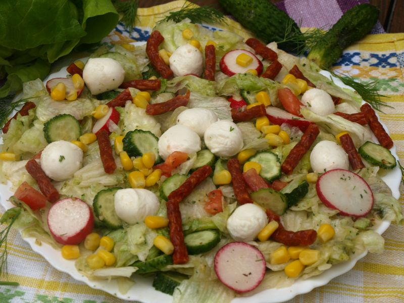 Sałatka z kabanosem i mozzarellą Sałatka z kabanosem i mozzarellą