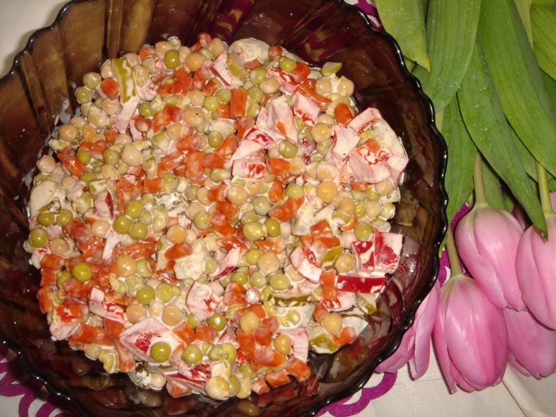 Sałatka z kabanosem,papryką,groszkiem i cieciorką Sałatka z kabanosem,papryką,groszkiem i cieciorką