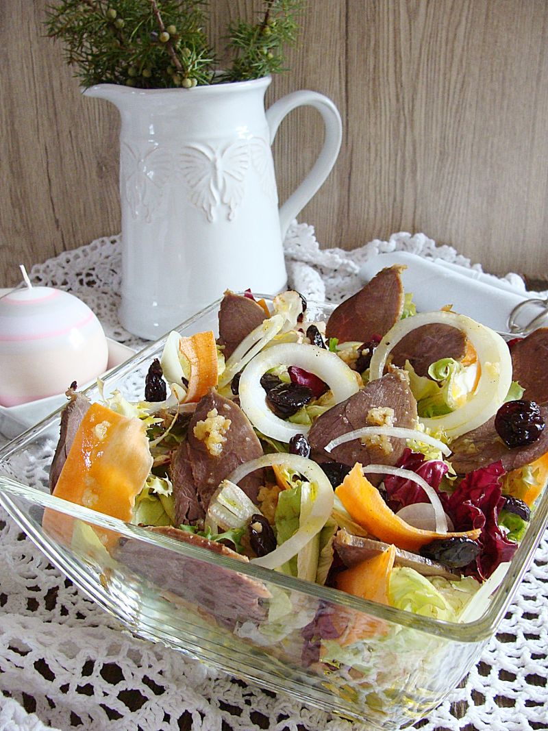 Sałatka z kaczą piersią i dressingiem